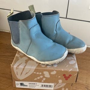 Kids vivo barefoot boots. Size 23t